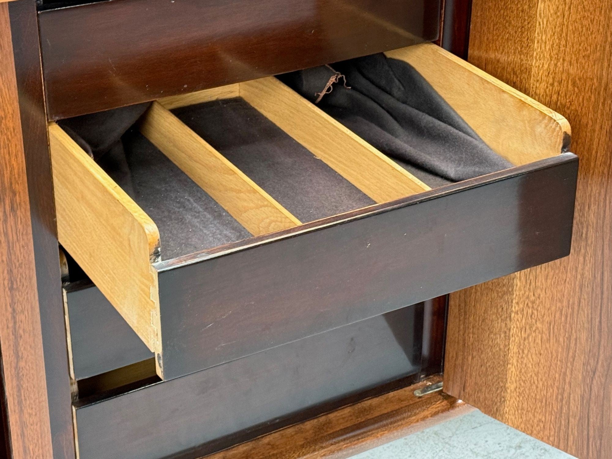 T.H. Robsjohn Gibbings, Sideboard, Walnut, USA, 1960s