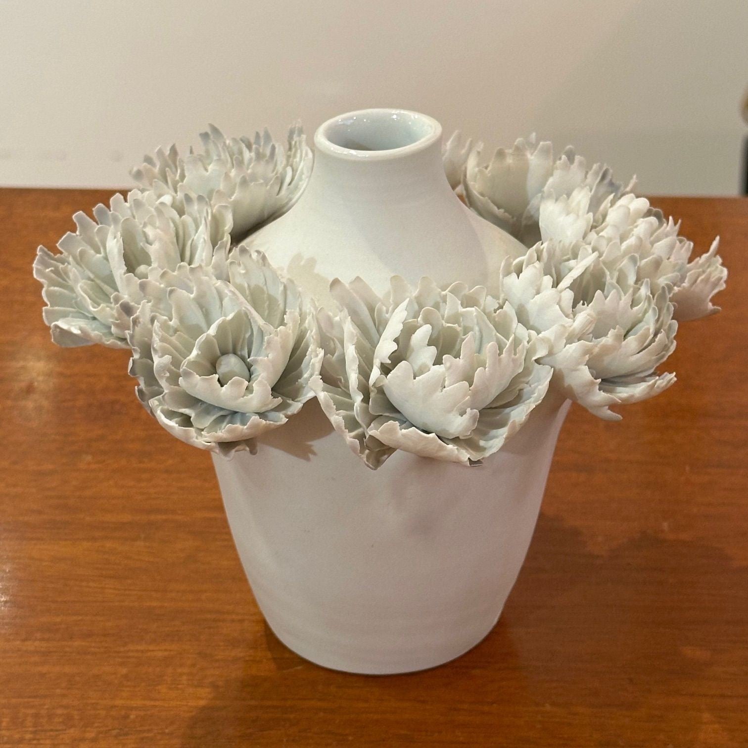 Chala Toprak, Contemporary, Modern Sculpture, Flower Vase, Porcelain, 2023