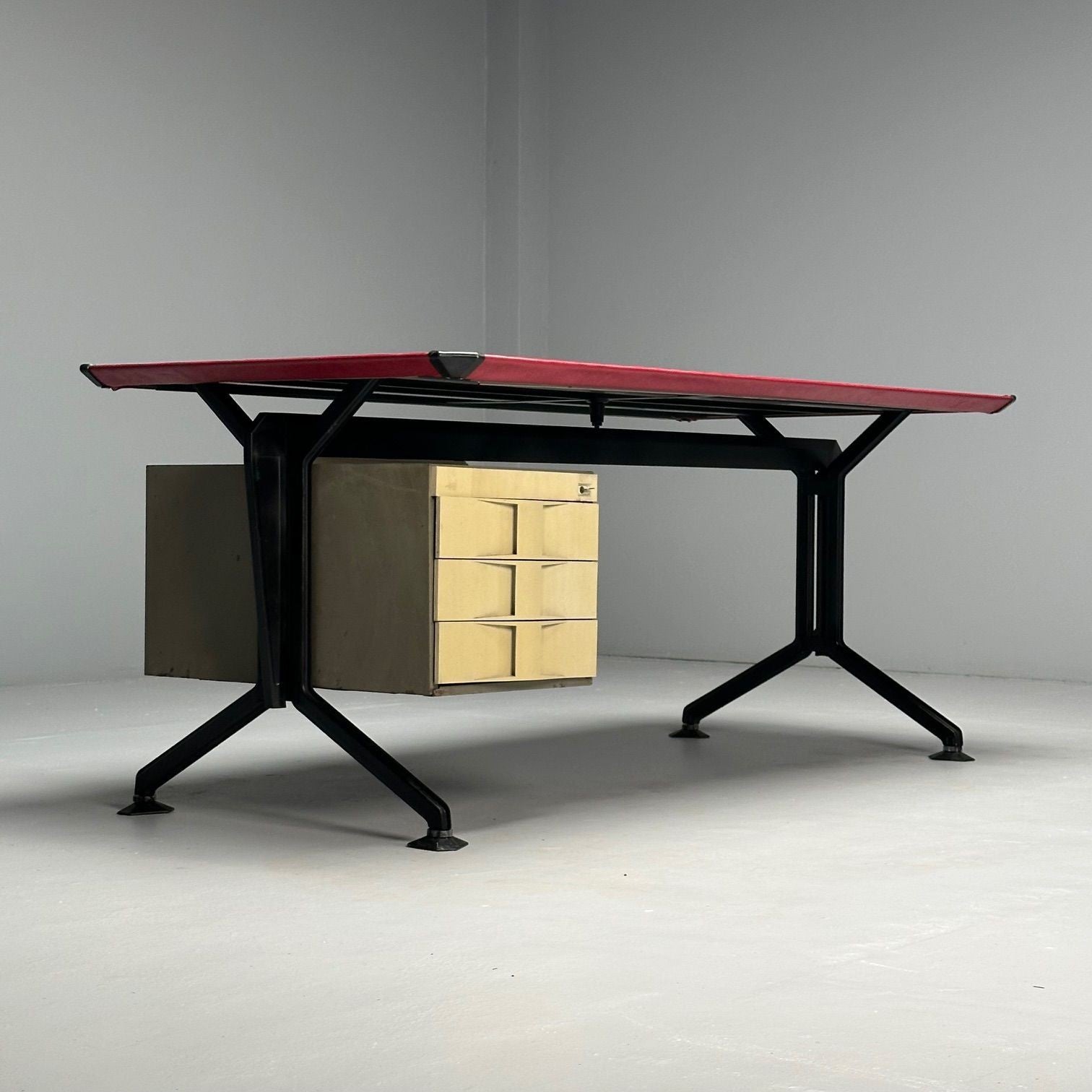 Studio BBPR, Olivetti, Italian Mid-Century Modern, Desk, Metal, 1950s