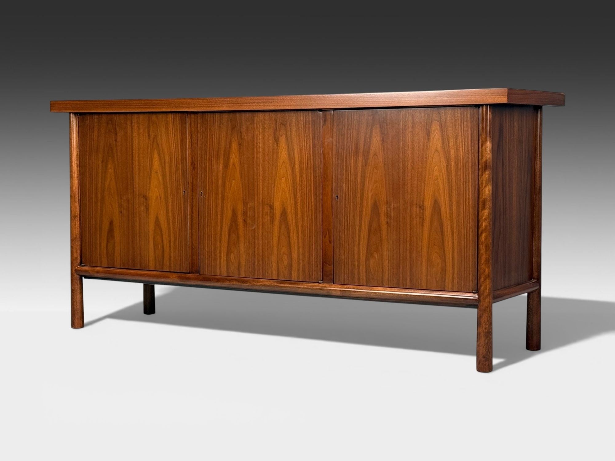 T.H. Robsjohn Gibbings, Sideboard, Walnut, USA, 1960s