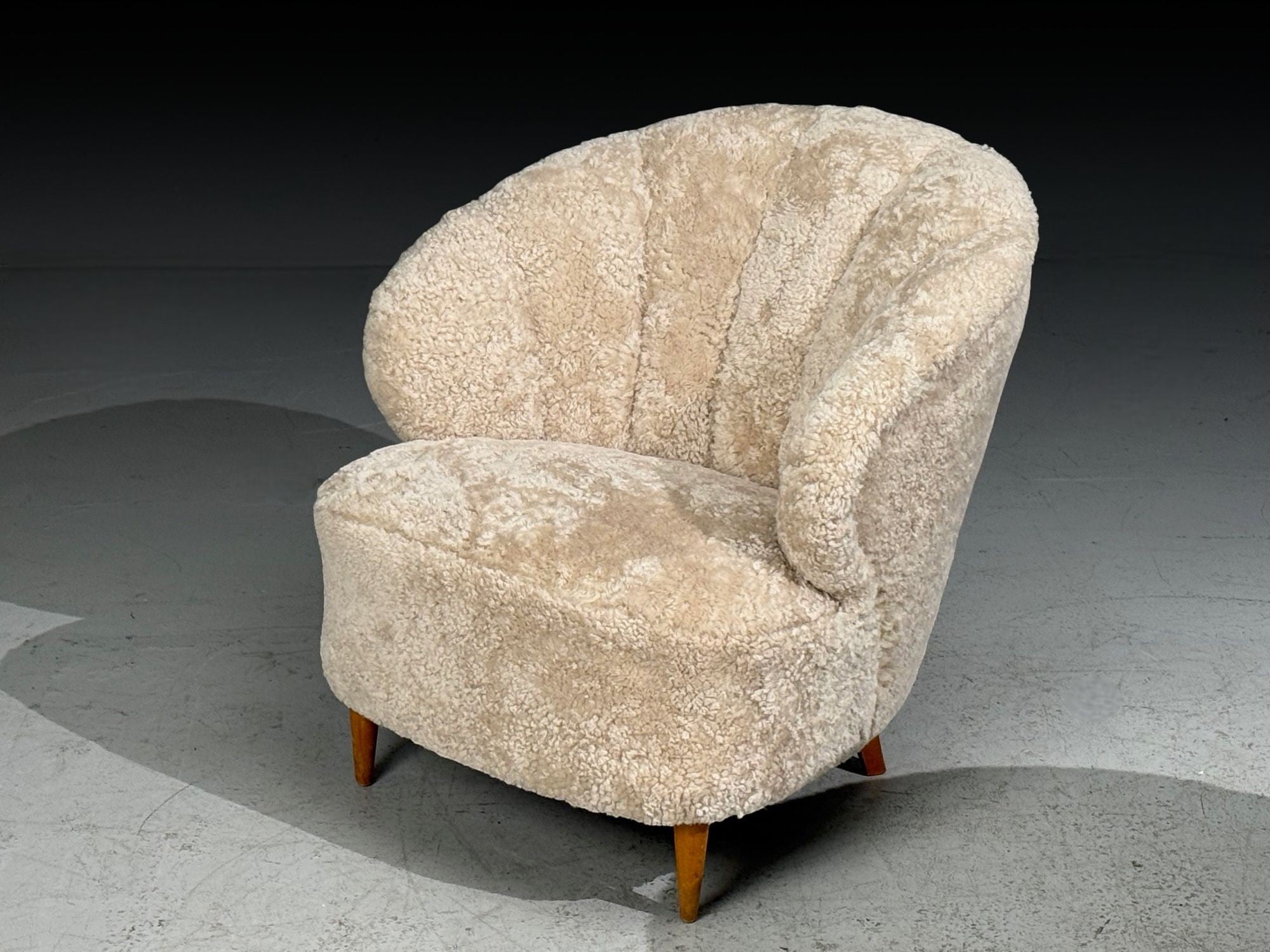 Finnish Modern, Shell Form Lounge Chairs, Beige Shearling, Wood, Finland, 1940s