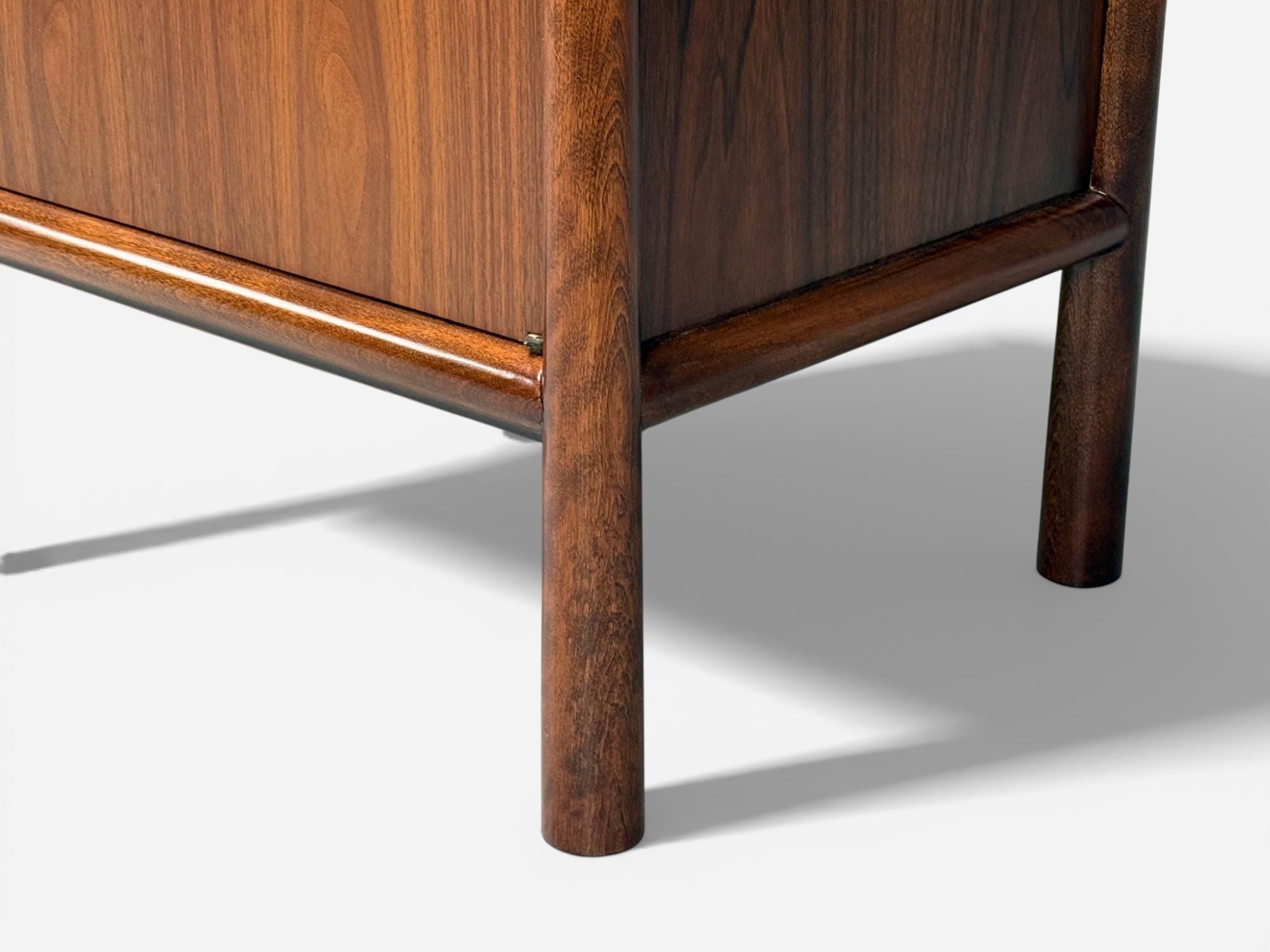 T.H. Robsjohn Gibbings, Sideboard, Walnut, USA, 1960s