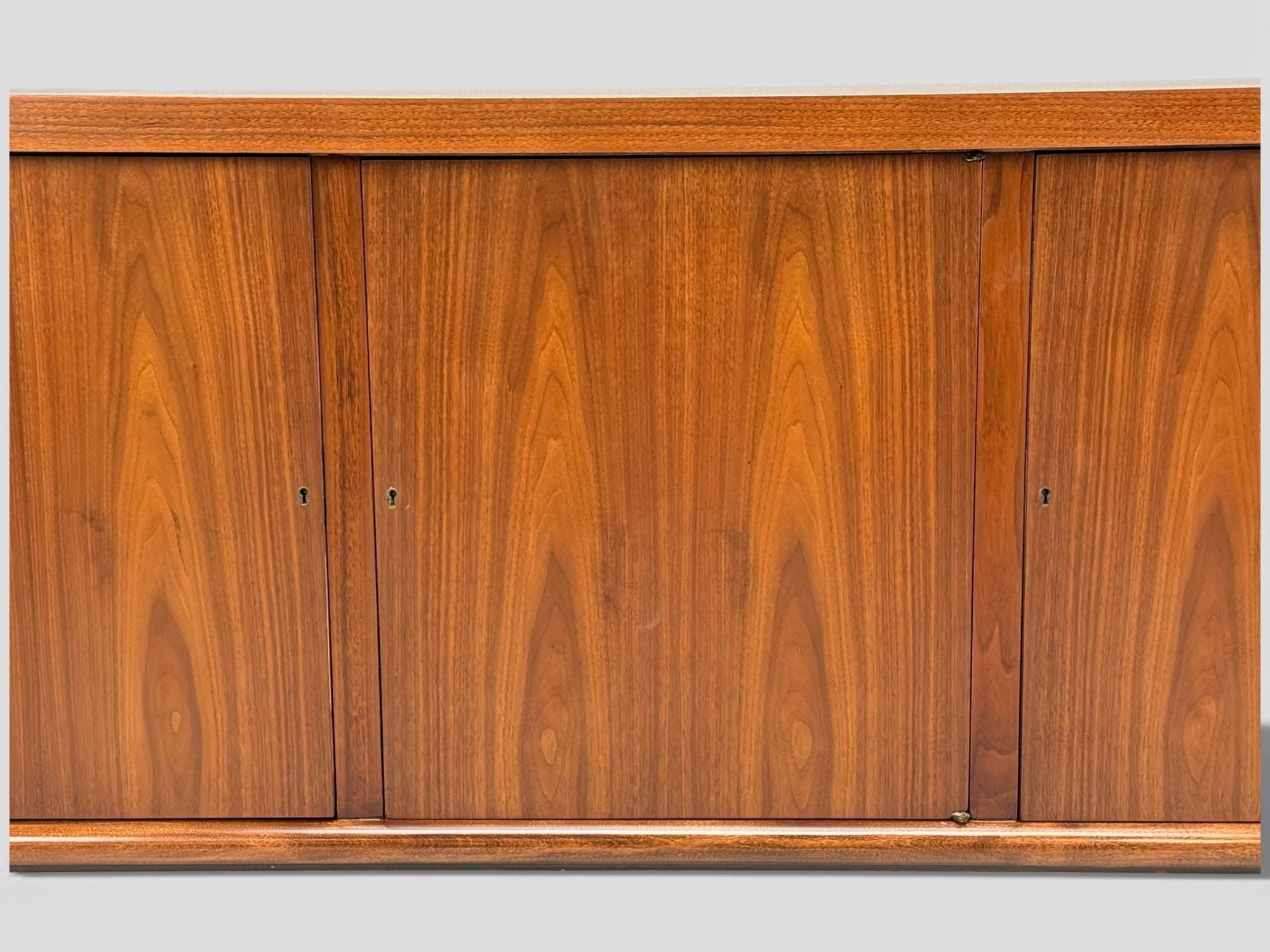 T.H. Robsjohn Gibbings, Sideboard, Walnut, USA, 1960s