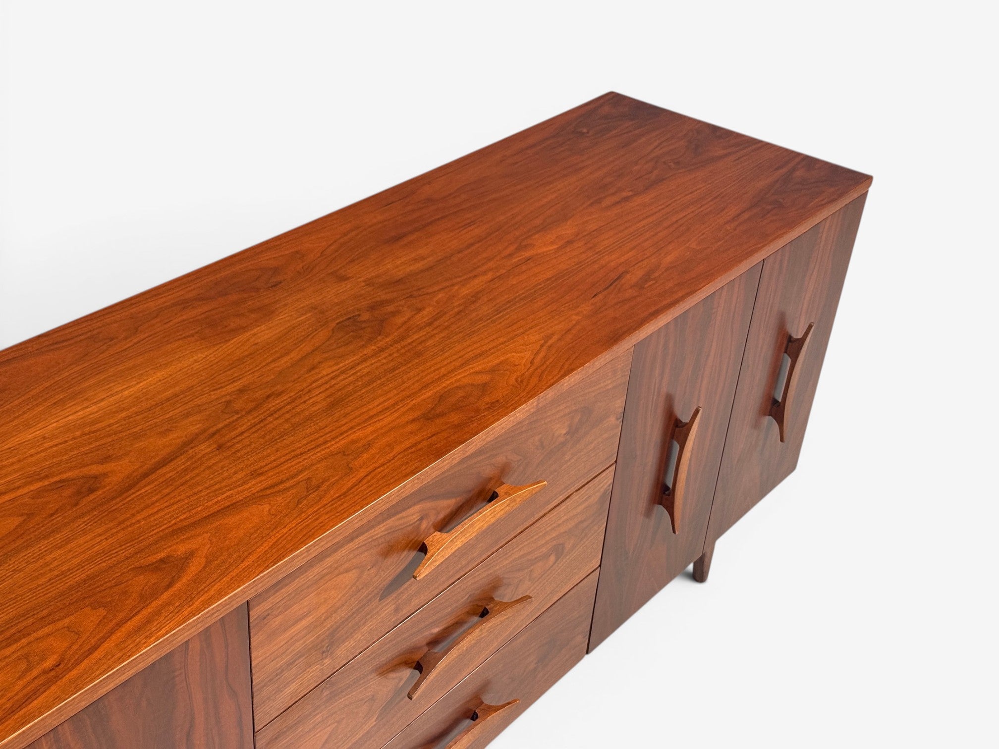 Young Manufacturing, Standard Dreser, Walnut, USA, 1960s