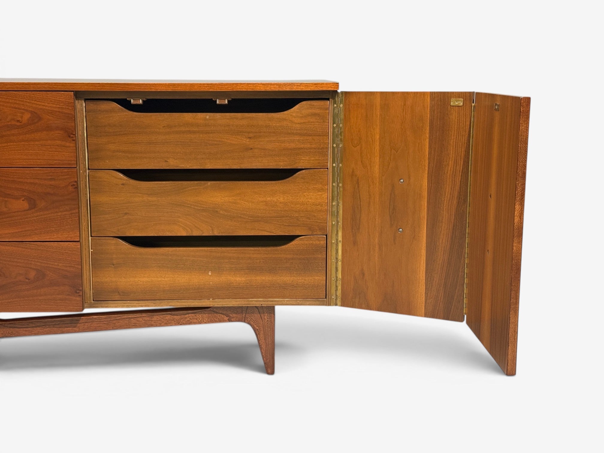 Young Manufacturing, Standard Dreser, Walnut, USA, 1960s