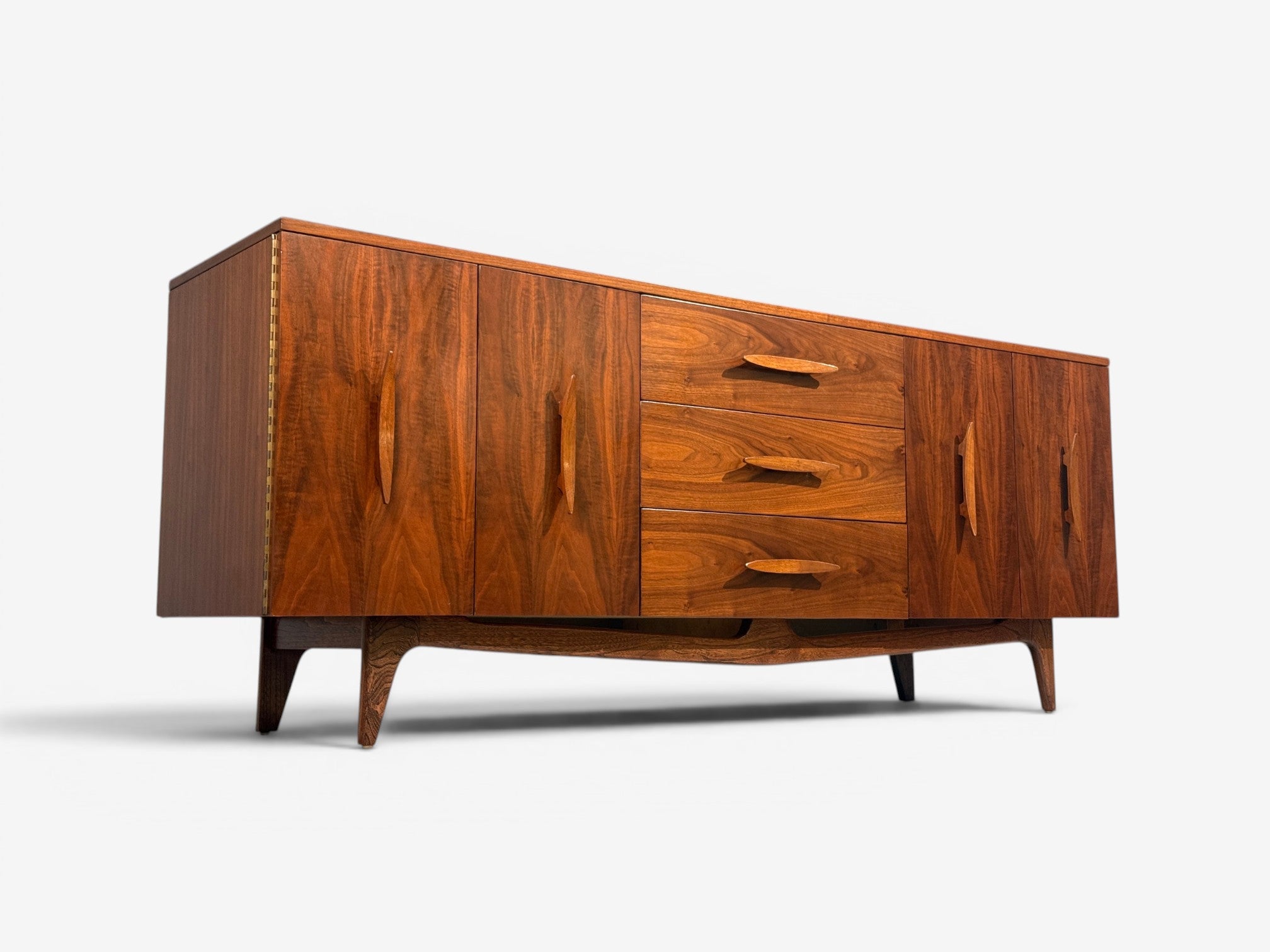 Young Manufacturing, Standard Dreser, Walnut, USA, 1960s