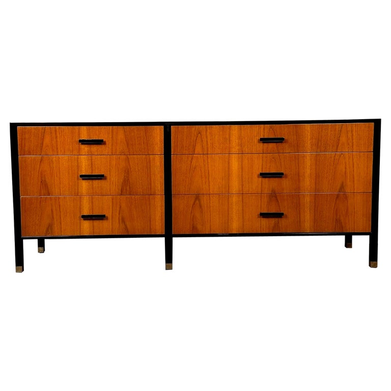 American Mid-Century Modern Rosewood Dresser / Sideboard by Harvey Probber 1960s