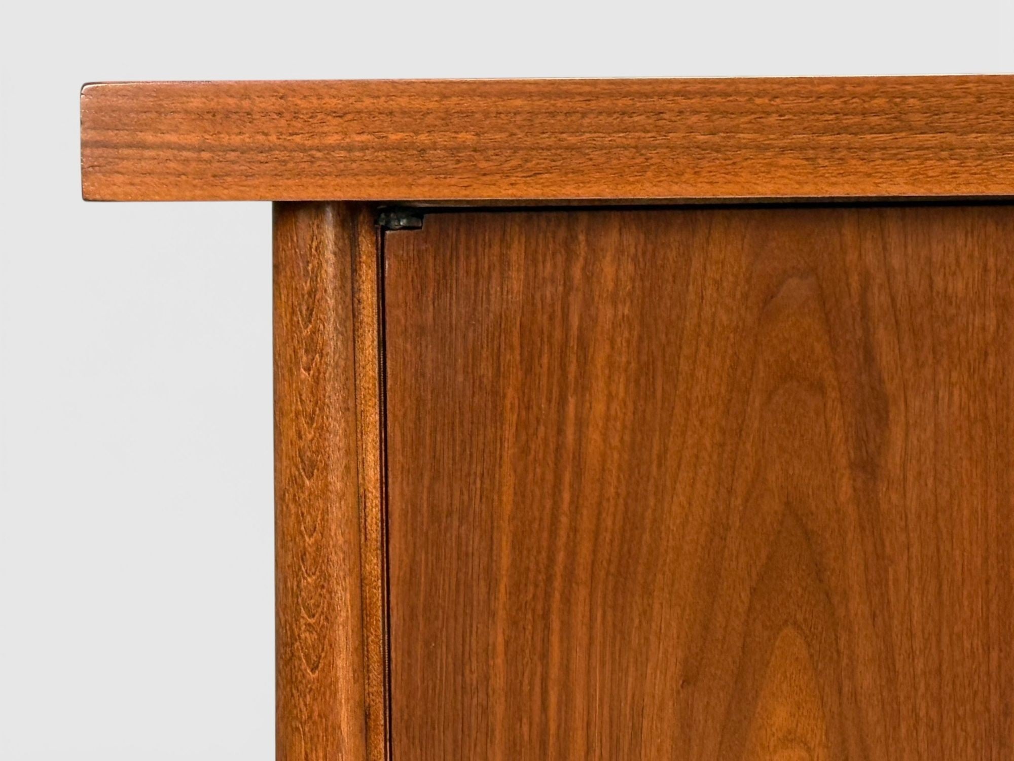 T.H. Robsjohn Gibbings, Sideboard, Walnut, USA, 1960s