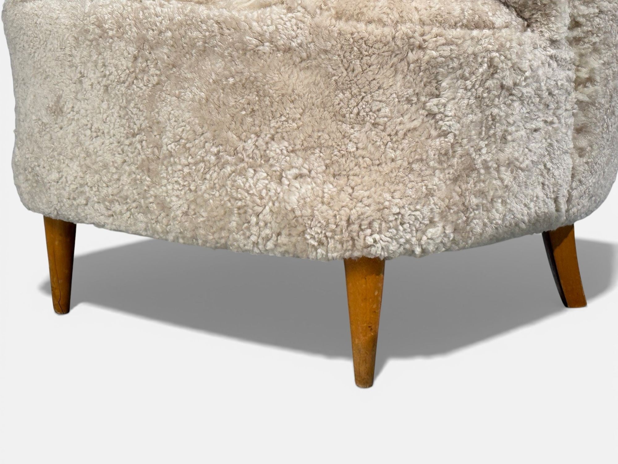 Finnish Modern, Shell Form Lounge Chairs, Beige Shearling, Wood, Finland, 1940s