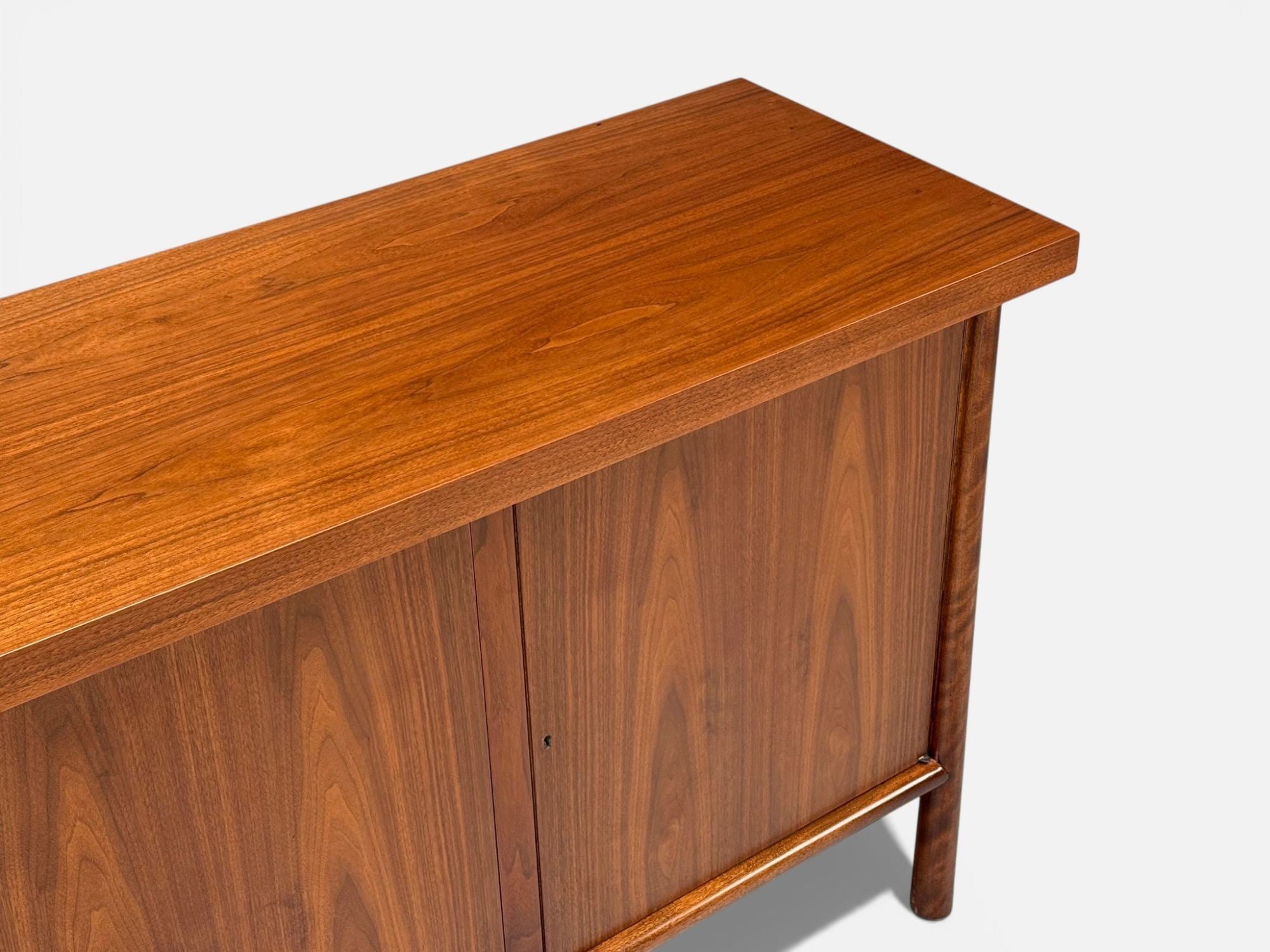 T.H. Robsjohn Gibbings, Sideboard, Walnut, USA, 1960s