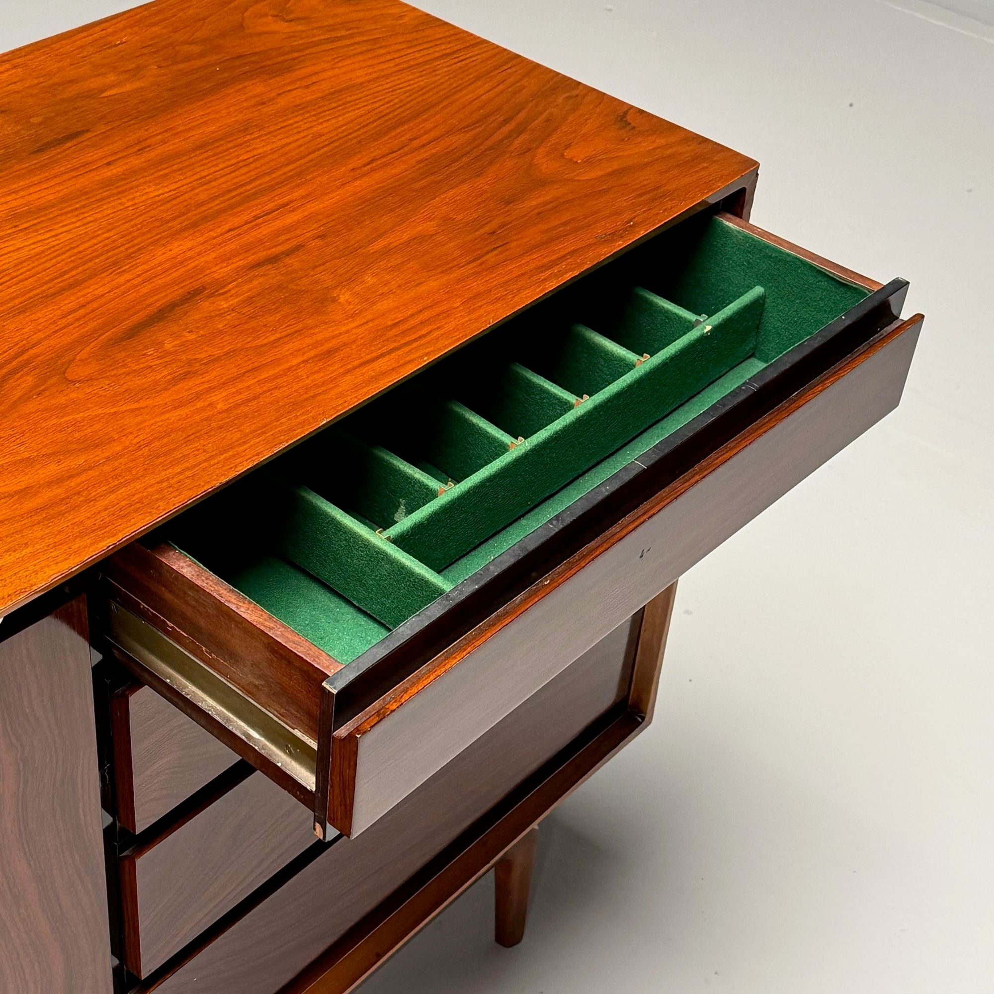 American Mid-Century Modern, Dresser, Rosewood, Walnut, United States, 1950s