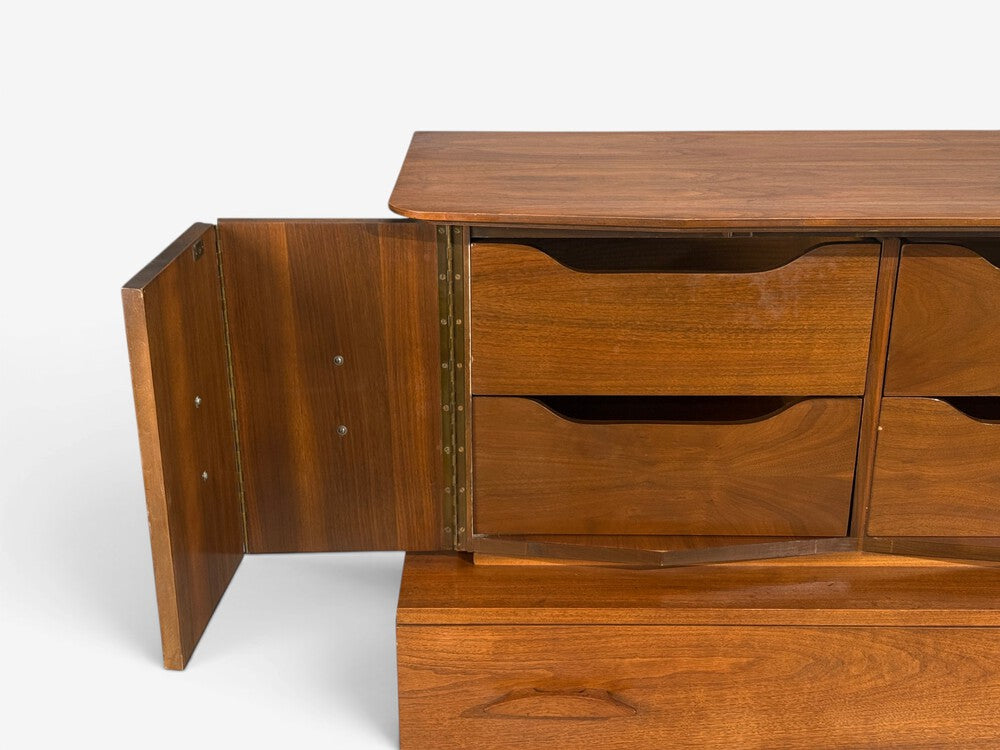Young Manufacturing, Highboy Dreser, Walnut, USA, 1960s